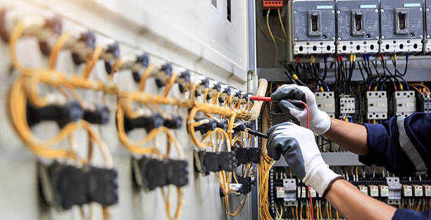Professional Electrician technician working in Payson, IL